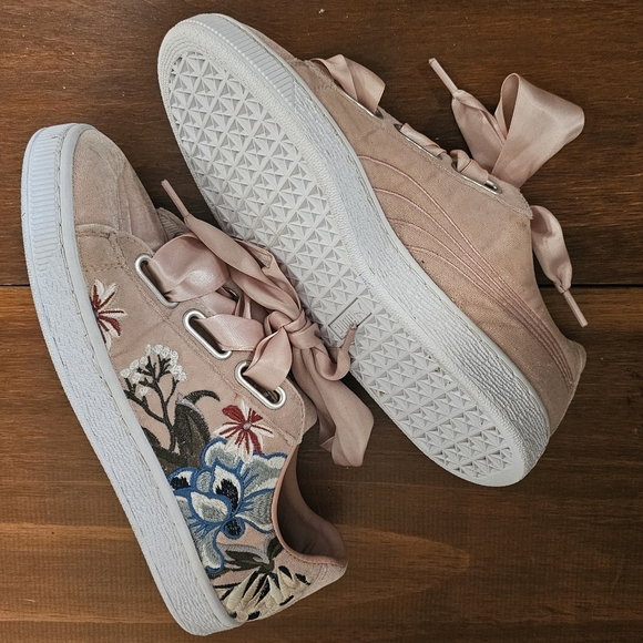 Puma Heart Hyper Peach Velvet Floral Embroidery Sneakers Women's Size 7.5 - Picture 4 of 14